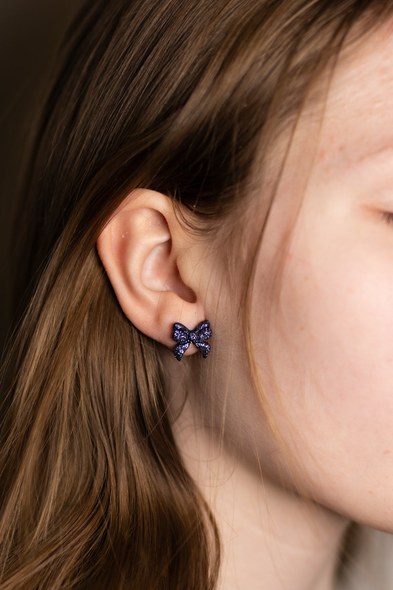 Joulun uutuus korvakorut, glitter pintainen rusetti nappikorvakoru