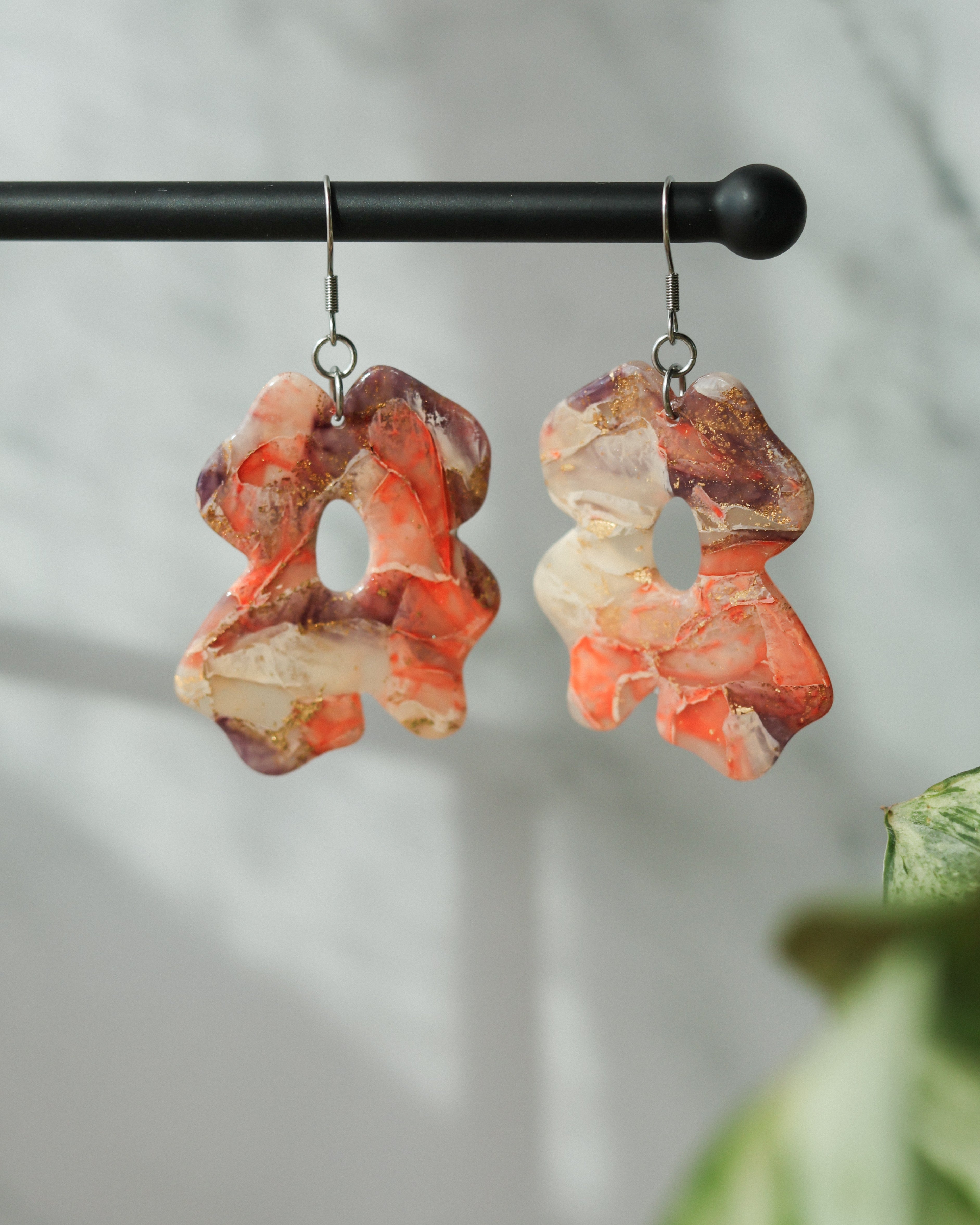 Aom -kukkakorvakorut