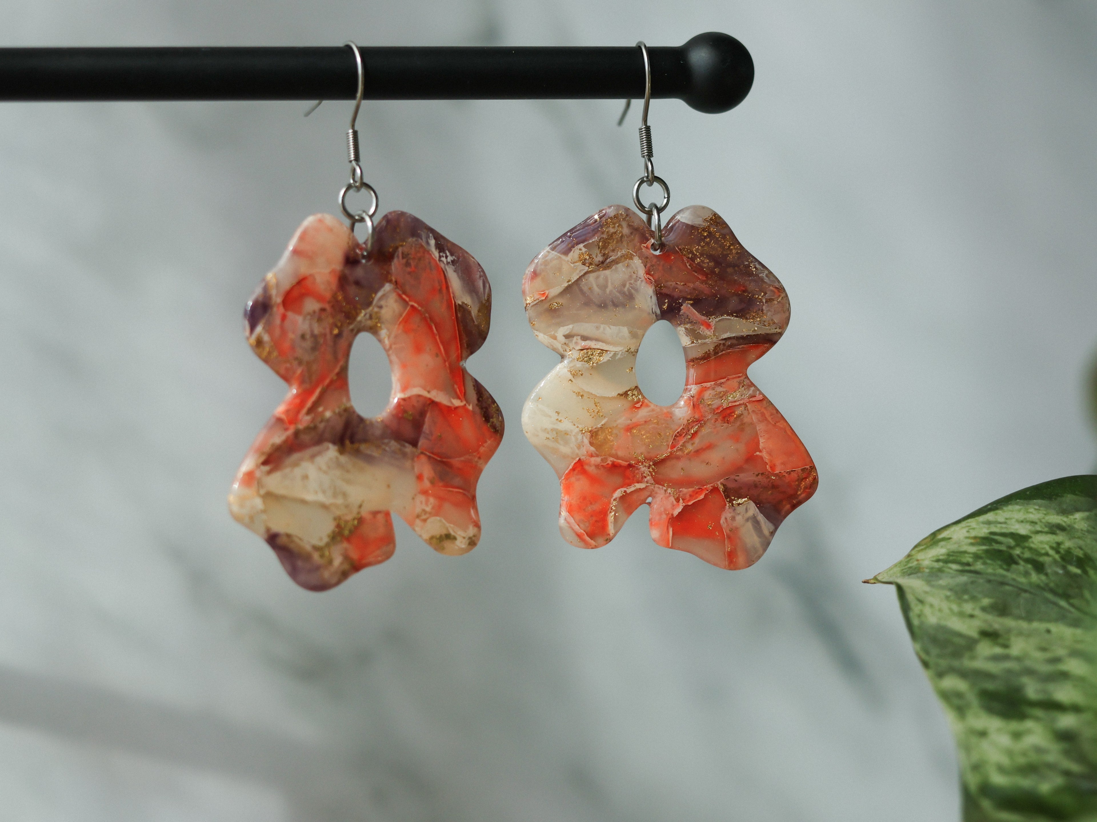 Aom -kukkakorvakorut