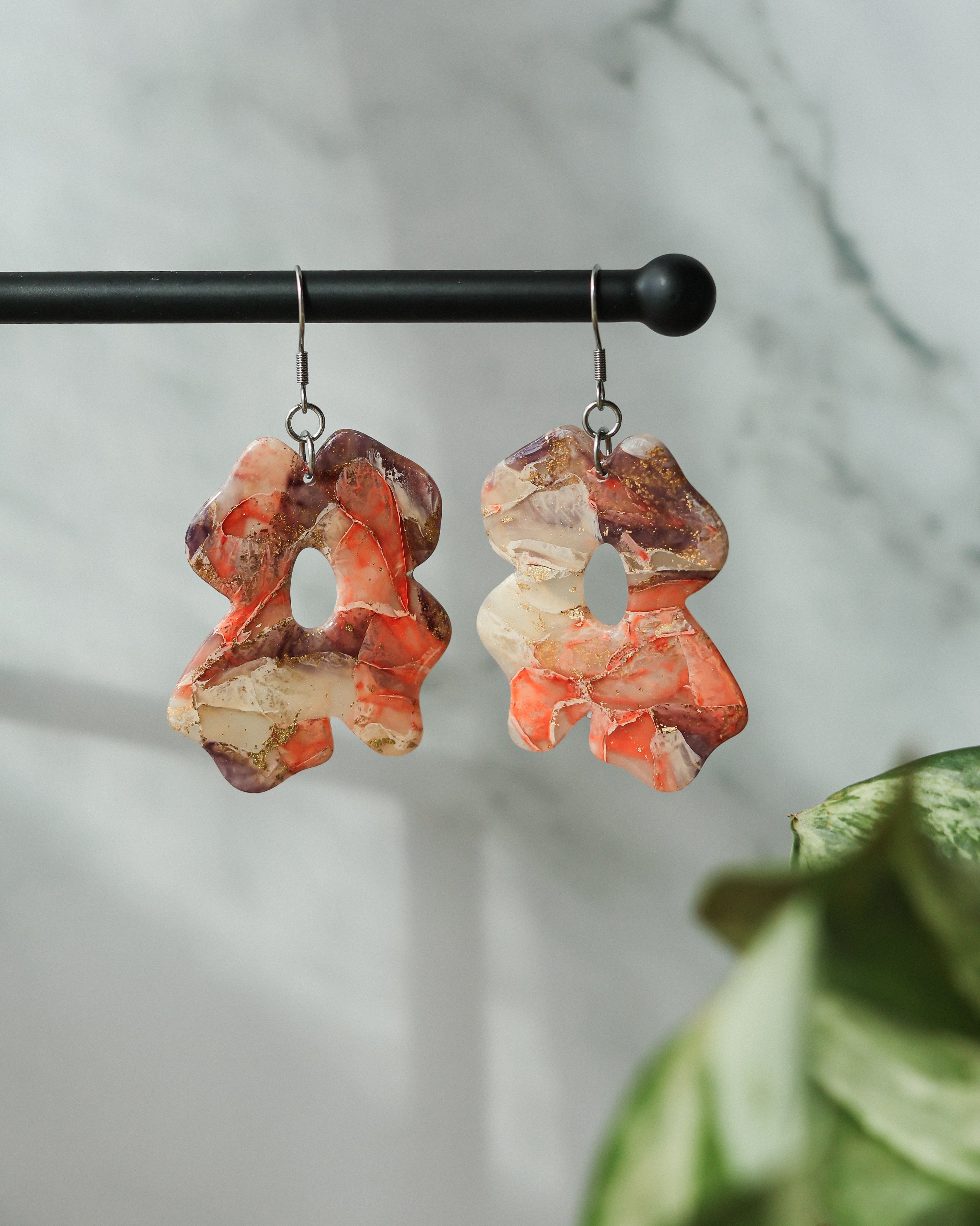 Aom -kukkakorvakorut