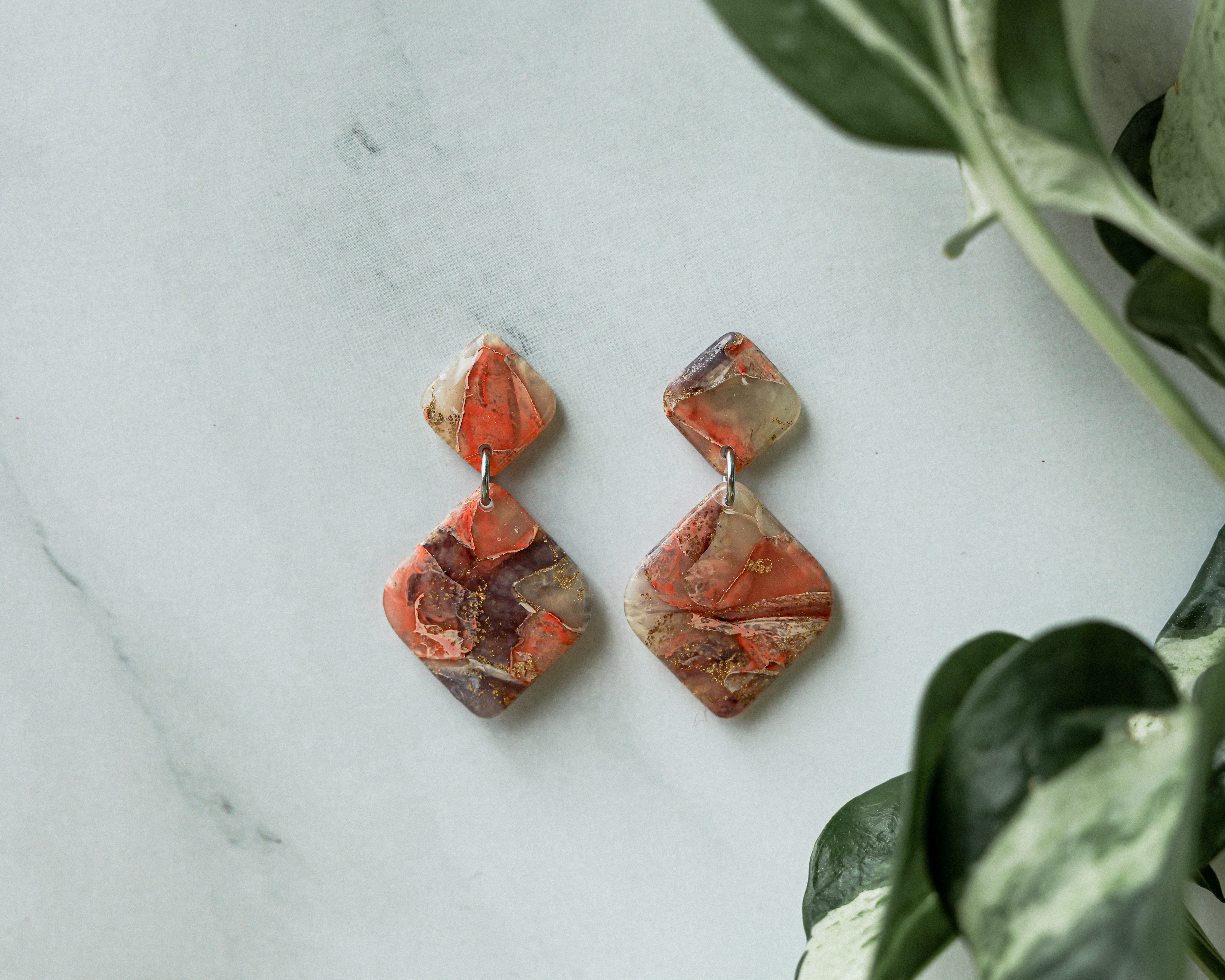 Oranssin ja ruskean sävyiset Muse korvakorut, käsityö