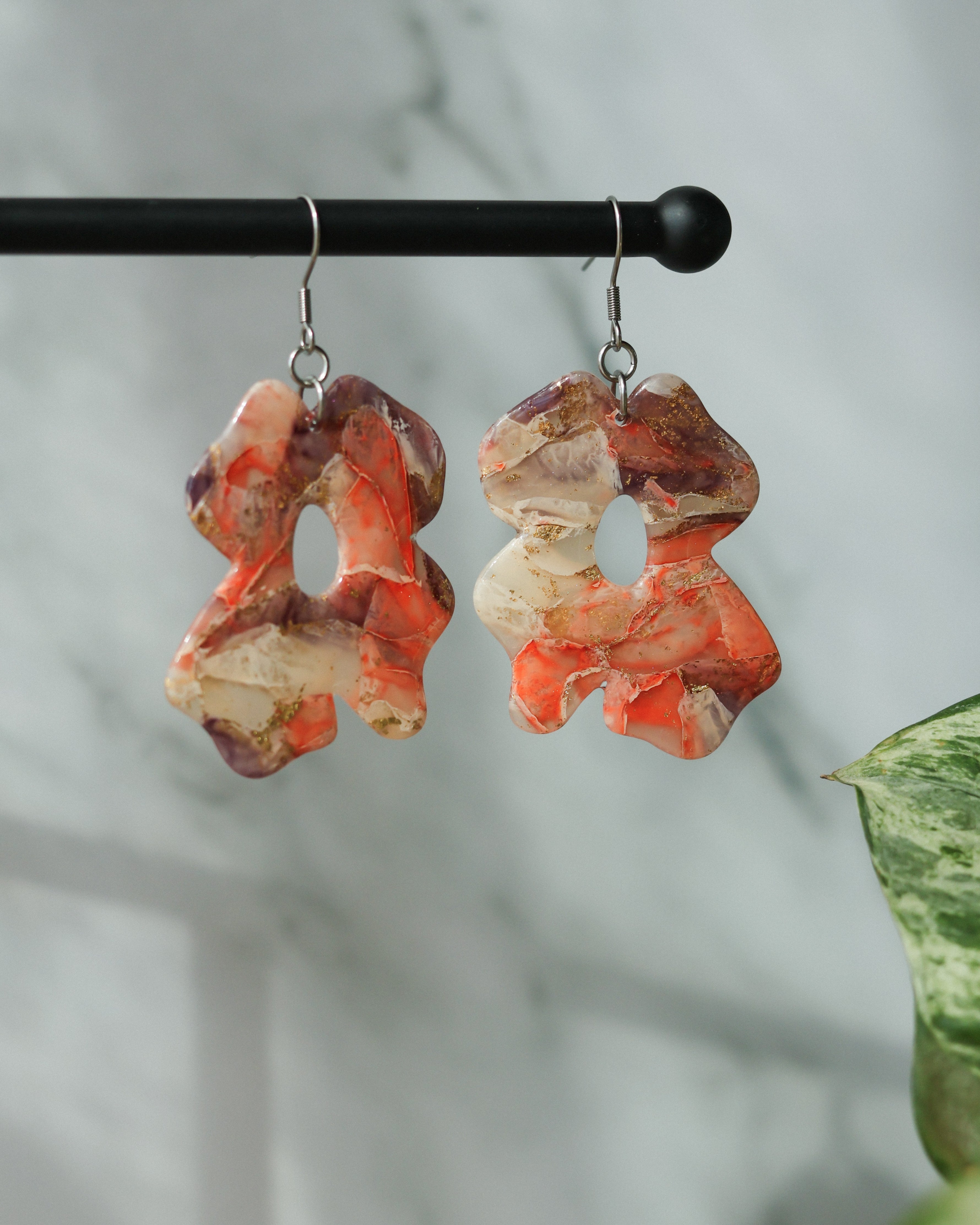 Oranssin väriset isot käsintehdyt kukkakorvakorut kirurginteräksestä