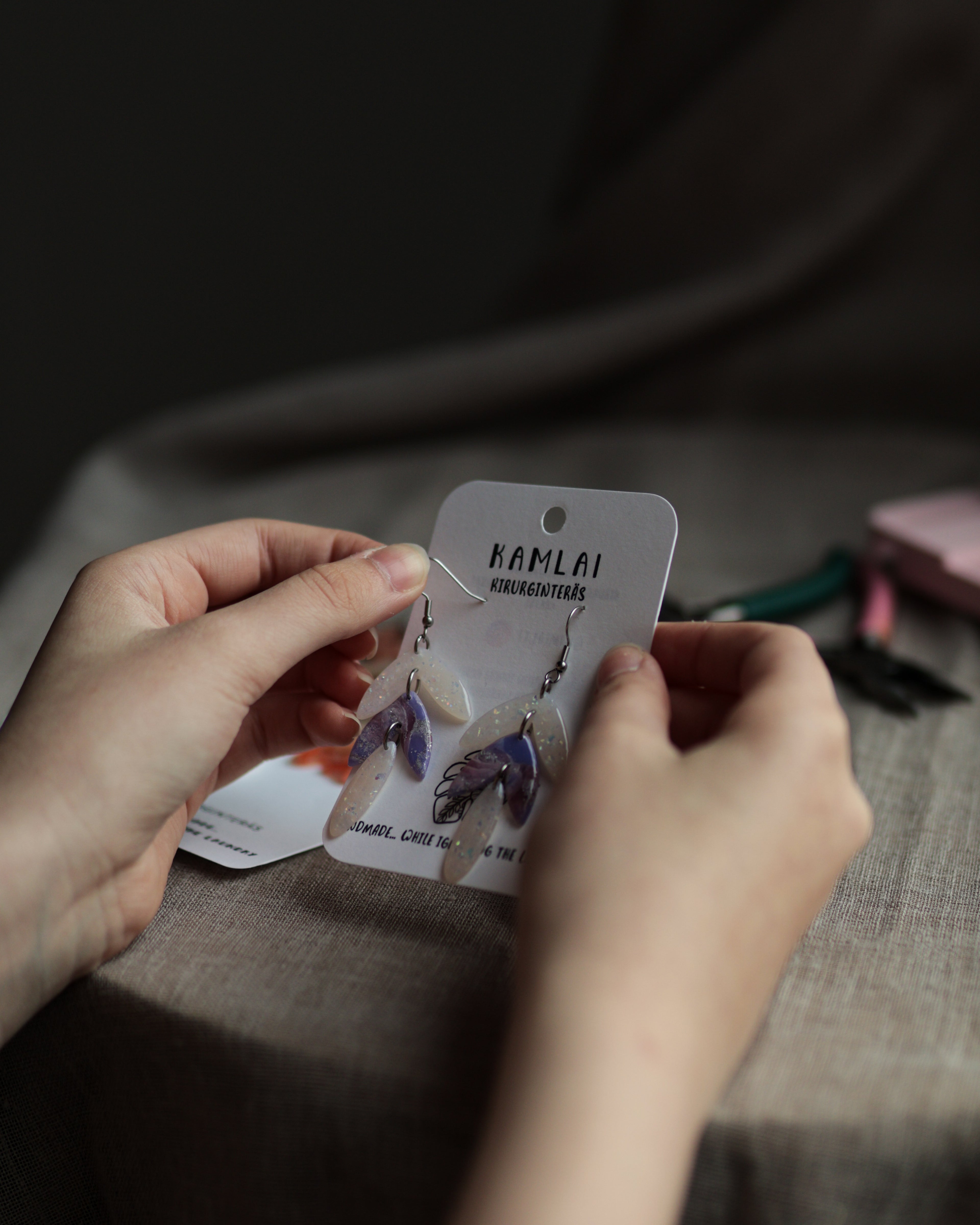 Kotimaiset käsintehdyt liilan ja opaalin väriset korvakorut kirurginteräksestä